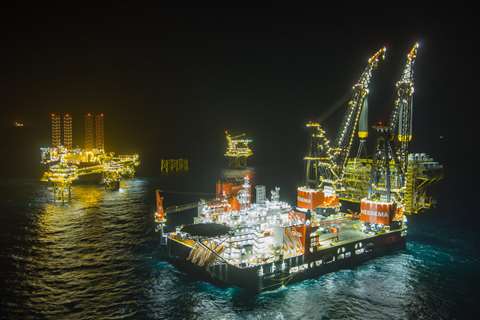 Heerema Sleipnir起重机起船