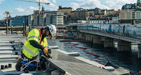 Skanska公司正在测试一种新的解决方案与太阳能电池建设了140 m钢桥的一部分是建立在斯德哥尔摩的中心