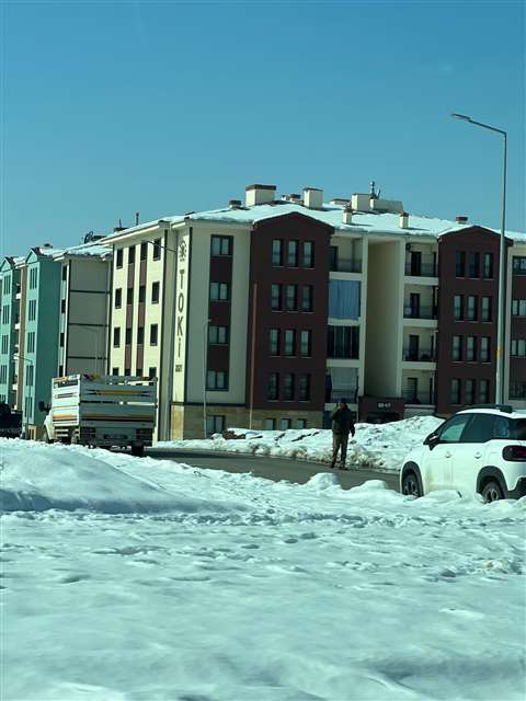 TOKİ建筑完好无损的站在地震后马拉蒂亚