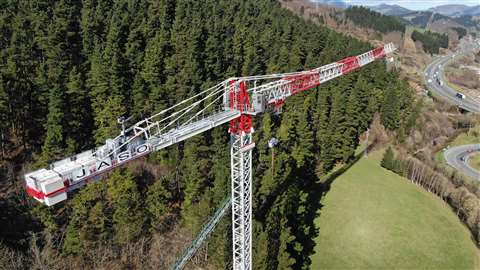 鸟瞰新Jaso J800.48低高层塔式起重机在测试在西班牙,涂成红色和白色